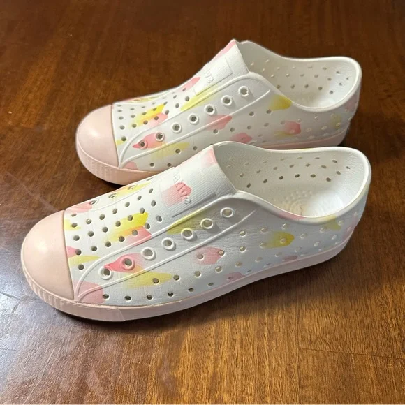 Native Jefferson Girls Shoes Milk Pink & White Slip On Size 2 Youth Waterproof - Picture 2 of 11